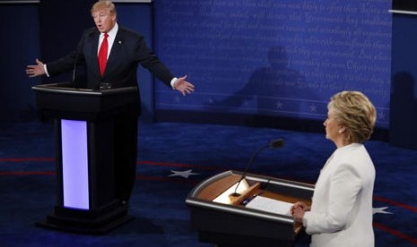 Calon presiden AS dari Partai Republik Donald Trump dan Hillary Clinton dari Partai Demokrat dalam debat ketiga dan terakhir mereka di University of Las Vegas, Rabu, 19 Oktober 2016.