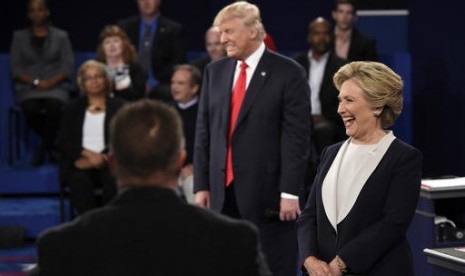 Calon presiden AS Donald Trump dan Hillary Clinon saat debat capres kedua di Washington University, St Louis, Ahad, 9 Oktober 2016.