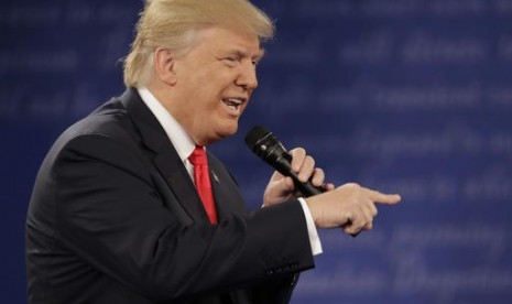 Calon presiden AS Donald Trump saat berbicara dalam debat kedua capres AS di Washington University di St Louis, Ahad, 9 Oktober 2016.