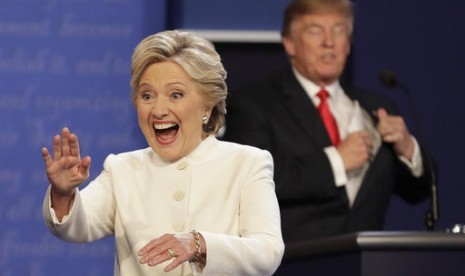 Calon presiden AS Hillary Clinton dan Donald Trump usai melakukan debat ketiga dan terakhir di Las Vegas, rabu, 19 Oktober 2016.