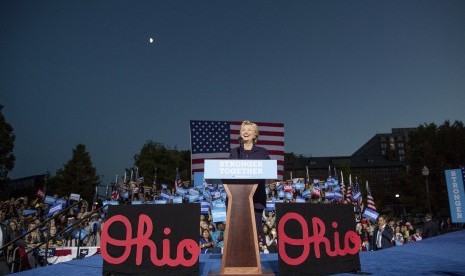 Calon presiden AS Hillary Clinton tersenyum saat berbicara di The Ohio State University, Columbus, Ohio, Senin (10/10).