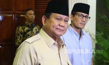 Calon presiden (capres) dan calon wakil presiden (cawapres) nomor urut 02 Prabowo Subianto - Sandiaga Salahuddin Uno menyampaikan konferensi pers terkait gempa dan tsunami di Sulawesi Tengah, di kediaman Prabowo, Kertanegara, Kebayoran Baru, Jakarta Selatan, Senin (1/10). 