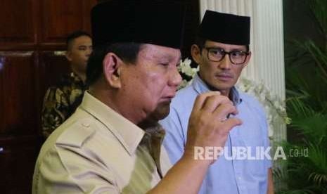 Calon presiden (capres) dan calon wakil presiden (cawapres) nomor urut 02 Prabowo Subianto - Sandiaga Salahuddin Uno menyampaikan konferensi pers terkait gempa dan tsunami di Sulawesi Tengah, di kediaman Prabowo, Kertanegara, Kebayoran Baru, Jakarta Selatan, Senin (1/10). 