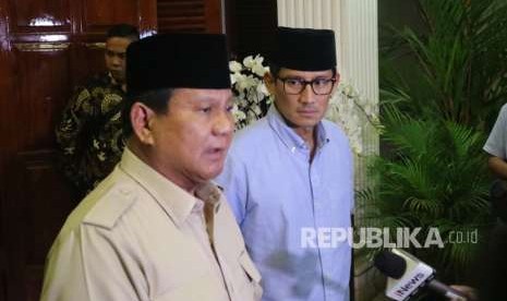 Calon presiden (capres) dan calon wakil presiden (cawapres) nomor urut 02 Prabowo Subianto - Sandiaga Salahuddin Uno menyampaikan konferensi pers terkait gempa dan tsunami di Sulawesi Tengah, di kediaman Prabowo, Kertanegara, Kebayoran Baru, Jakarta Selatan, Senin (1/10). 