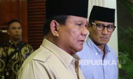 Calon presiden (capres) dan calon wakil presiden (cawapres) nomor urut 02 Prabowo Subianto - Sandiaga Salahuddin Uno (kanan).