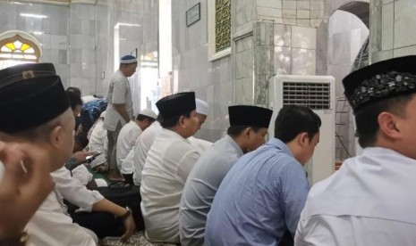 Presidential candidate number 02 Prabowo Subianto performs Friday prayer at Kauman mosque, Semarang, Central Java, Friday (Feb 15).