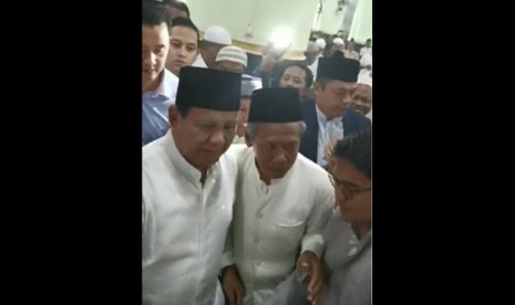 Calon presiden (capres) nomo urut 02 Prabowo Subianto (kiri) usai menggelar shalat jumat di Masjid Kauman Semarang, Jawa Tengah. Jumat (15/2). 