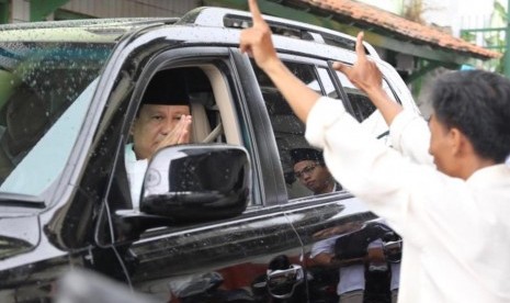 Calon presiden (capres) nomo urut 02 Prabowo Subianto usai menggelar shalat jumat di Masjid Kauman Semarang, Jawa Tengah. Jumat (15/2).