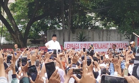 Calon presiden (capres) nomor urut 02 Prabowo Subianto disambut pendukungnya saat tiba di kediamannya Jalan Kertanegara, Kebayoran Baru, Jakarta, Jumat (19/4). 