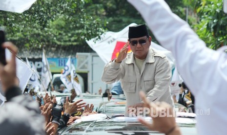 Calon Presiden (capres) nomor urut 02 Prabowo Subianto menyalami massa pendukungnya pada acara Rapat Akbar Prabowo-Sandi, di Stadion Sidolig, Kota Bandung, Kamis (28/3).