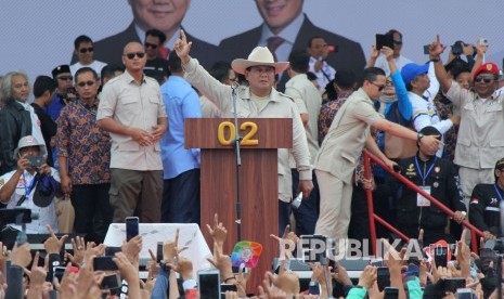 Calon Presiden (capres) nomor urut 02 Prabowo Subianto menyapa massa pendukungnya pada acara Rapat Akbar Prabowo-Sandi, di Stadion Sidolig, Kota Bandung, Kamis (28/3).