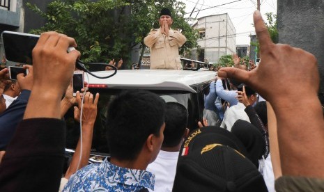 Presidential candidate number 02 Prabowo Subianto (center) greets his supporters in Surabaya, East Java, Tuesday (Feb 19). 