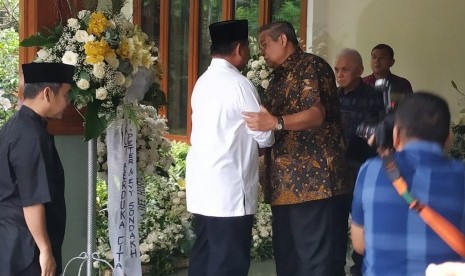 Calon presiden (capres) Prabowo Subianto tiba di kediaman Presiden RI ke-6 Susilo Bambang Yudhoyono (SBY) di Puri Cikeas, Bogor, Jawa Barat Senin (3/6) pukul 16.10 WIB.