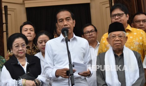 Calon presiden dan calon wakil presiden nomor urut 01 Joko Widodo (tengah) dan Ma'ruf Amin (kanan) didampingi pimpinan partai yang tergabung Koalisi Indonesia Kerja memberikan keterangan kepada awak media massa usai pertemuan konsolidasi di Menteng, Jakarta Pusat, Kamis (18/4/2019).