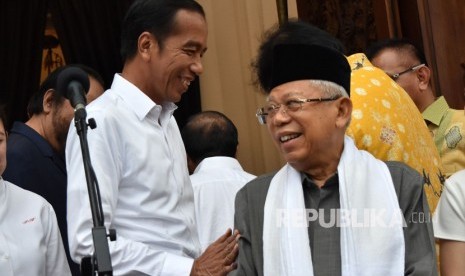 Calon presiden dan calon wakil presiden nomor urut 01 Joko Widodo (kiri) dan Ma'ruf Amin berbincang usai pertemuan koalisi dengan pimpinan partai yang tergabung Koalisi Indonesia Kerja di Menteng, Jakarta Pusat, Kamis (18/4/2019).