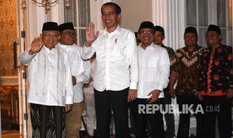 Calon Presiden dan Wakil Presiden nomor urut 01 Joko Widodo (tengah) dan Ma'ruf Amin (kiri) memberikan keterangan pers terkait sidang putusan perselisihan hasil pemilihan umum (PHPU) Pilpres 2019 di Jakarta, Kamis (27/6/2019).