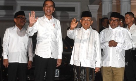 Calon Presiden dan Wakil Presiden nomor urut 01 Joko Widodo (kedua kiri) dan Ma'ruf Amin (kedua kanan) melambaikan tangan sebelum berangkat menuju Bandara Halim Perdanakusuma untuk memberikan keterangan pers terkait sidang putusan perselisihan hasil pemilihan umum (PHPU) Pilpres 2019 di Jakarta, Kamis (27/6/2019). 