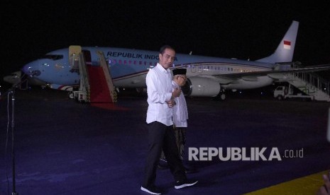 Calon Presiden dan Wakil Presiden nomor urut 01 Joko Widodo (kiri) dan Ma'ruf Amin berjalan bersama seusai memberikan keterangan pers terkait putusan MK.