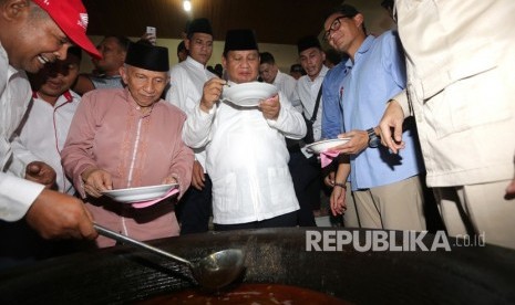 Calon presiden dan wakil presiden nomor urut 02 Prabowo Subianto (kedua kanan) dan Sandiaga Salahudin Uno (kanan) serta Ketua Dewan Kehormatan PAN Amien Rais menikmati menu kuah beulangong (kari daging sapi) yang dimasak untuk merayakan tradisi meugang (hari pemotongan hewan) pertama di Posko BPN Prabowo-Sandi, Banda Aceh, Aceh, Jumat (3/5/2019).