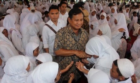 Calon Presiden dari Partai Gerindra Prabowo Subianto disalami anak yatim pada acara doa bersama di Nusantara Polo Club (NPC), Jagorawi Golf & Country Club, Bogor, Jawa Barat, Ahad (25/5).