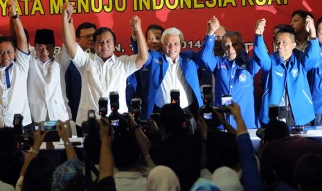 Calon presiden dari Partai Gerindra Prabowo Subianto (ketiga kiri) berjabat tangan dengan Ketua Umum Partai Amanat Nasional (PAN) Hatta Rajasa (keempat kiri) bersama jajaran petinggi kedua partai di sela Rapat Kerja Nasional Nasional PAN, Jakarta, Rabu (14