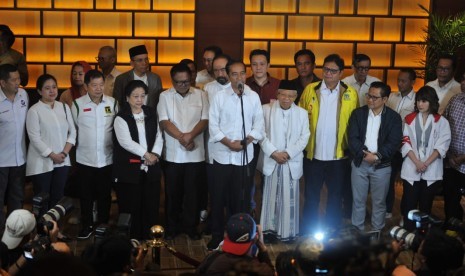 Calon Presiden Joko Widodo bersama calon wakil presiden Ma'ruf Amin dan para ketua partai koalisi menggelar konfrensi pers di Djakarta Theater, Jakarta, Kamis (17/4). 