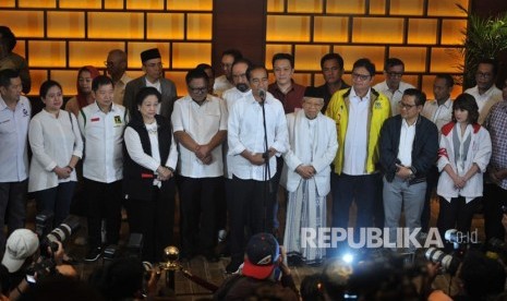 Calon Presiden Joko Widodo bersama calon wakil presiden Ma'ruf Amin dan para ketua partai koalisi menggelar konfrensi pers di Djakarta Theater, Jakarta, Kamis (17/4). 