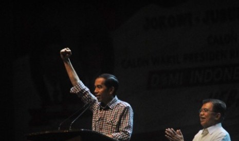 Calon Presiden, Joko Widodo (kiri) menyampaikan pidato politik bersama calon Wakil Presiden, Jusuf Kalla (kanan) saat deklarasi dukungan Relawan Demi Indonesia di Bogor, Jabar, Sabtu (31/5). 