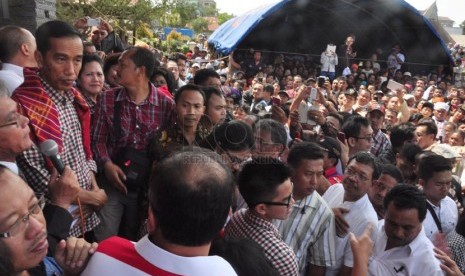 Calon Presiden Joko Widodo melakukan dialog bersama warga saat kampanye mengunjungi pengungsian Gunung Sinabung di Kabupaten Karo, Sumatera Utara, Selasa (10/6). (Republika/Rakhmawaty La'lang)