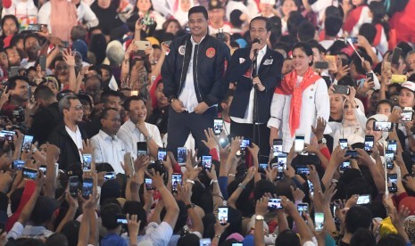 Calon presiden Joko Widodo (tengah) berpidato di Deli Serdang, Sumatra Utara, Sabtu (16/3). (ilustrasi)