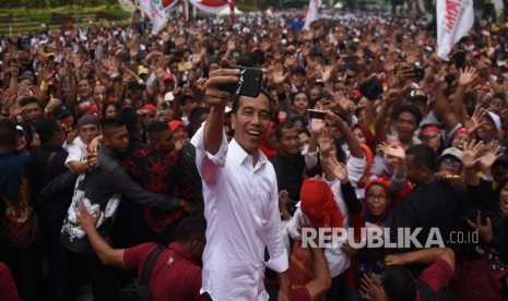 Calon Presiden Joko Widodo (tengah) berswafoto dengan massa Forum Alumni Jawa Timur di Surabaya, Jawa Timur, Sabtu (2/2/2019).