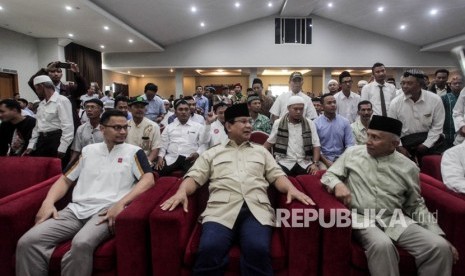 Calon presiden no urut 2 Prabowo Subianto (tengah) berbincang dengan mantan Ketua Umum PP Muhammadiyah Amien Rais (kanan) saat bersilaturahmi dengan warga Muhammadiyah Yogyakarta di Sleman, DI Yogyakarta, Rabu (28/11/2018). 