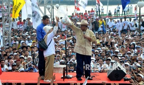 Calon Presiden nomer urut 02 Prabowo Subianto menerima sumbangan dari perwakilan emak-emak Palembang di hadapan pendukung dan simpatisan yang memadati pelataran Benteng Kuto Besak Palembang pada Kampanye akbar, di Palembang, Sumsel, Selasa (9/4/2019). 