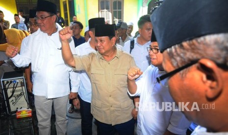 Calon Presiden nomor urut 2 Prabowo Subianto (tengah).