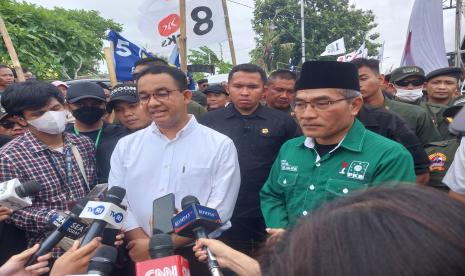 Calon Presiden nomor urut 01 Anies Baswedan menjawab pertanyaan wartawan usai menggelar kampanye terbuka di Lapangan Jambidan, Bantul, Daerah Istimewa Yogyakarta (DIY), Selasa (23/1/2024).