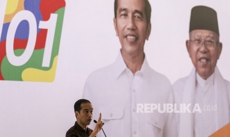 Calon Presiden nomor urut 01 Joko Widodo berbicara dihadapan ribuan Tim Kampanye Daerah (TKD) dan relawan di Palembang, Sumatera Selatan, Ahad (25/11/2018). 