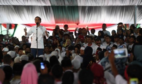 Calon Presiden nomor urut 01 Joko Widodo berorasi ketika kampanye terbuka di Sentul, Bogor, Jawa Barat, Jumat (12/4/2019). 