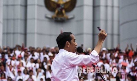 Calon Presiden nomor urut 01 Joko Widodo berorasi saat menghadiri kegiatan Deklarasi Alumni Jabar Ngahiji di Monumen Perjuangan, Kota Bandung (10/3).