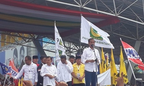 Calon presiden nomor urut 01 Joko Widodo didampingi Ketua Dewan Pengarah Tim Kampanye Nasional Jokowi-Ma'ruf Jusuf Kalla di Lapangan Karebosi, Makassar, Ahad (31/3).