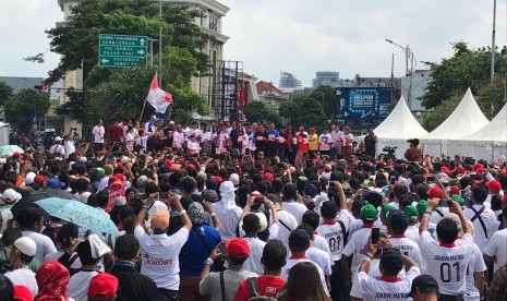 Calon Presiden nomor urut 01 Joko Widodo (Jokowi) menghadiri acara deklarasi Forum Alumni Jatim di Tugu Pahlawan Surabaya, Sabtu (2/2). Forum Alumni Jatim memberikan dukungan untuk Capres-Cawapres nomor urut 01 tersebut, pada Pilpres 2019. 