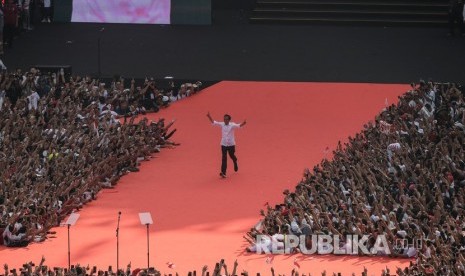 Calon Presiden Nomor urut 01 Joko Widodo (Jokowi) menyapa para pendukung saat mengikuti Konser Putih Bersatu dalam rangka Kampanye Akbar Pasangan Capres no urut 01 di Gelora Bung Karno (GBK), Jakarta, Sabtu (13/4/2019). 