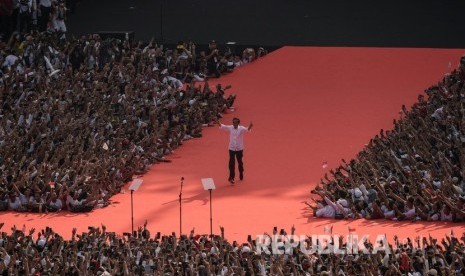 Calon Presiden Nomor urut 01 Joko Widodo (Jokowi) menyapa para pendukung saat mengikuti Konser Putih Bersatu dalam rangka Kampanye Akbar Pasangan Capres no urut 01 di Gelora Bung Karno (GBK), Jakarta, Sabtu (13/4/2019). 