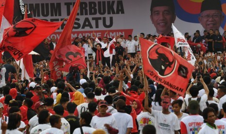 Calon Presiden nomor urut 01 Joko Widodo (kanan) bersama Ketua Umum PDI Perjuangan Megawati Soekarnoputri (kiri) menyapa pendukung saat kampanye akbar di Solo, Jawa Tengah, Selasa (9/4/2019).