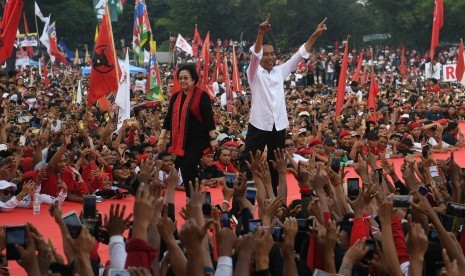 [ilustrasi] Calon Presiden nomor urut 01 Joko Widodo (kanan) bersama Ketua Umum PDI Perjuangan Megawati Soekarnoputri (kiri) menyapa pendukung saat kampanye akbar di Solo, Jawa Tengah, Selasa (9/4/2019).