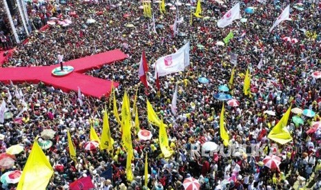 Calon presiden nomor urut 01 Joko Widodo melanjutkan rangkaian kampanye terbuka di Kota Kupang, Nusa Tenggara Timur (NTT), Senin (8/4).