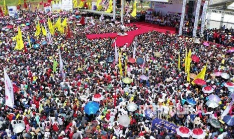 Calon presiden nomor urut 01 Joko Widodo melanjutkan rangkaian kampanye terbuka di Kota Kupang, Nusa Tenggara Timur (NTT), Senin (8/4).