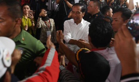  Calon Presiden nomor urut 01 Joko Widodo menyapa pendukungnya ketika kampanye terbuka di Sentul, Bogor, Jawa Barat, Jumat (12/4/2019). 