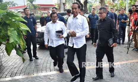 Calon presiden nomor urut 01 Joko Widodo (tengah)