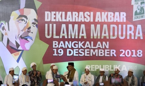 Calon Presiden nomor urut 01 Joko Widodo (tengah) menerima sorban dari tokoh ulama Madura saat menghadiri Deklarasi Akbar Ulama se-Madura untuk Jokowi-Maruf di Bangkalan, Madura, Jawa Timur, Rabu (19/12/2018).