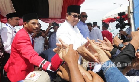 Calon Presiden nomor urut 02 Prabowo Subianto bersalaman denga warga yang menghadiri peringatan 14 tahun bencana tsunami Aceh di Pelabuhan Pendaratan Ikan, Lampulo, Banda Aceh, Aceh, Rabu (26/12/2018). 